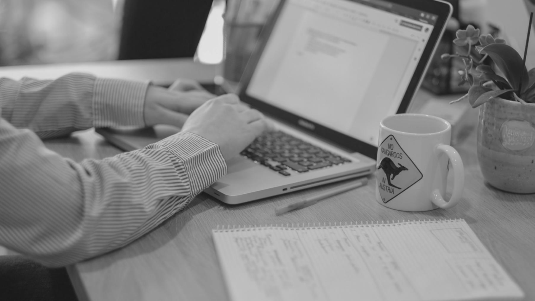 Estudiante revisando materiales financieros en un espacio de trabajo moderno